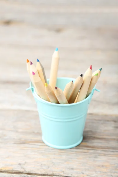 Lápis coloridos em balde — Fotografia de Stock