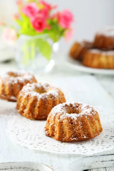 Bundt cakes on cutting board — Stock Photo, Image