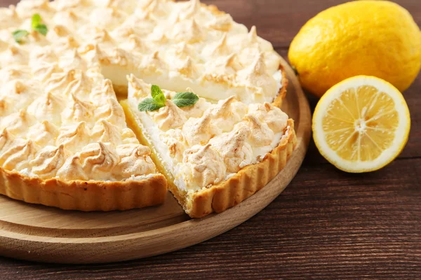 Lemon meringue koláč na prkénku — Stock fotografie