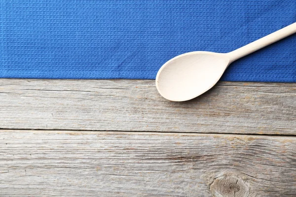 Mesa con cuchara de madera y servilleta — Foto de Stock