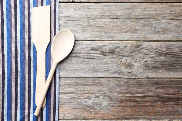 Mesa con cuchara de madera y servilleta — Foto de Stock