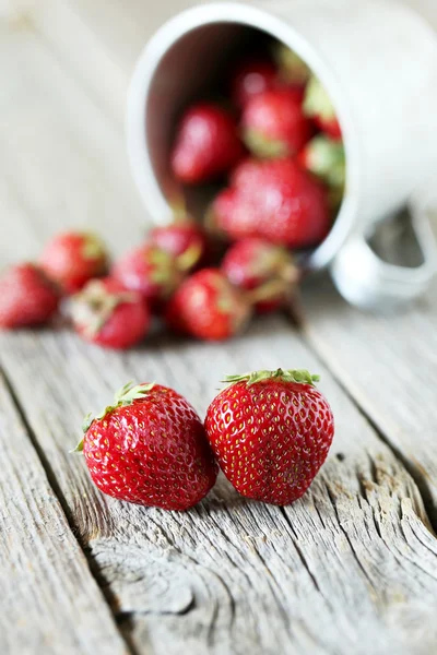 Fresas frescas en taza — Foto de Stock