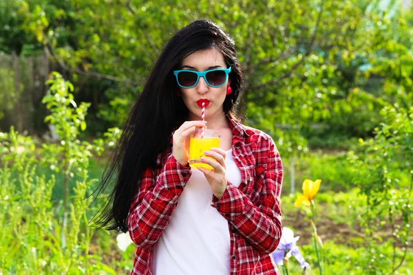 Fashion girl hipster drinking juice — Stock Photo, Image