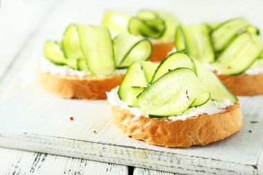 Lezzetli taze bruschetta salatalık ile