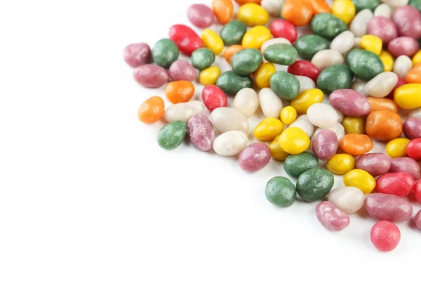 하얀 배경에 있는 다채 로운 색깔의 사탕 — 스톡 사진