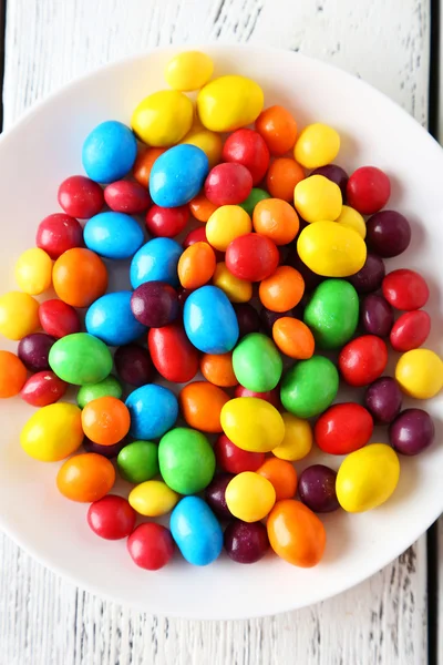 Caramelos de colores en el plato — Foto de Stock