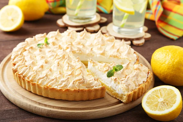 Lemon meringue koláč na prkénku — Stock fotografie