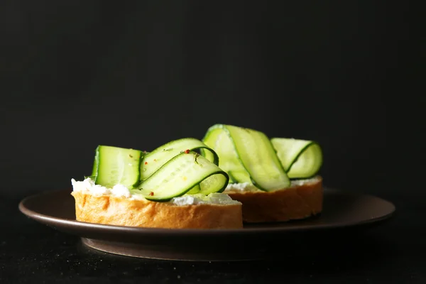 Lekker vers bruschetta met komkommers — Stockfoto