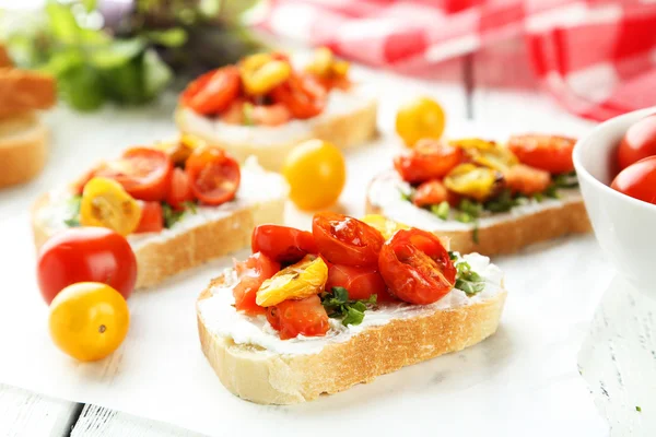 Sabrosa bruschetta fresca con tomates —  Fotos de Stock