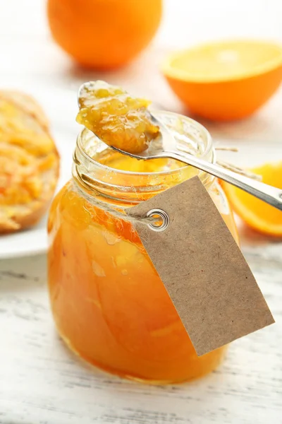 Orangenmarmelade auf weißem Holzhintergrund — Stockfoto