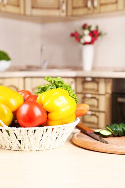 Taze sebzeler masada.