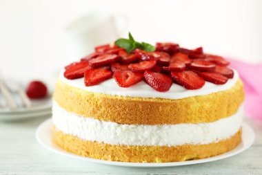 tatlı kek çilek ile