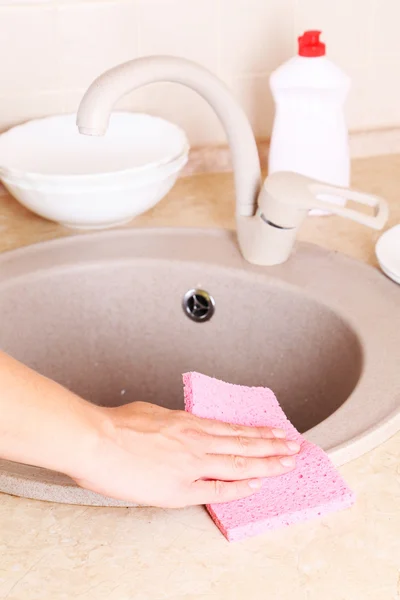 Hand met spons wassen wastafel — Stockfoto