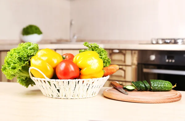 Färska grönsaker på ett bord — Stockfoto