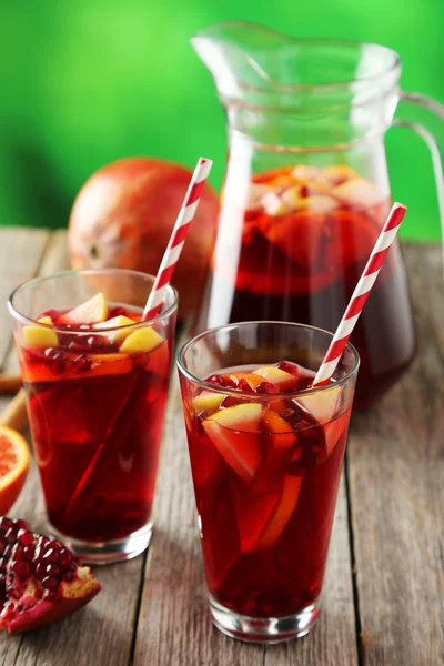 Glas sangria med frukter — Stockfoto