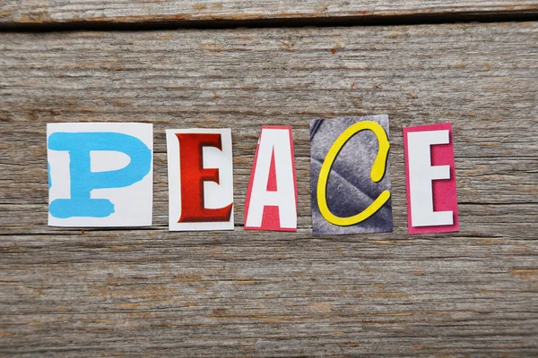 Le mot Paix dans les lettres découpées magazine — Photo