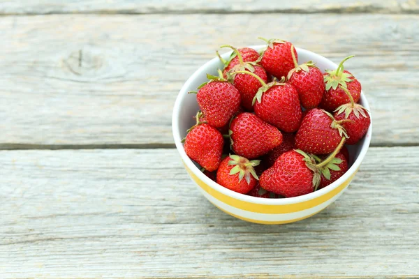 Erdbeeren in Schüssel — Stockfoto