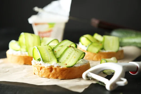 Saboroso bruschetta fresco com pepinos — Fotografia de Stock