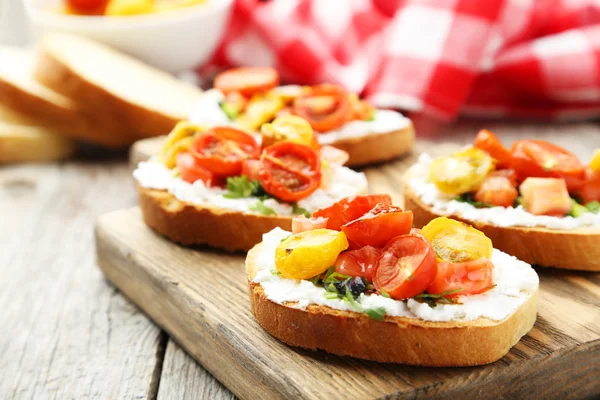 Läckra färska bruschetta med tomater — Stockfoto