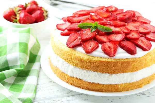 Sweet cake with strawberries — Stock Photo, Image