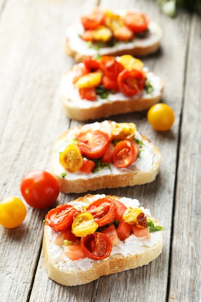 Sabrosa bruschetta fresca con tomates —  Fotos de Stock