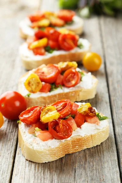 Sabrosa bruschetta fresca con tomates —  Fotos de Stock