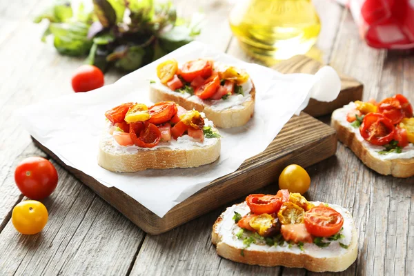 Saboroso bruschetta fresco com tomates — Fotografia de Stock