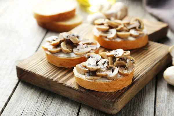 Saboroso bruschetta fresco com cogumelos — Fotografia de Stock