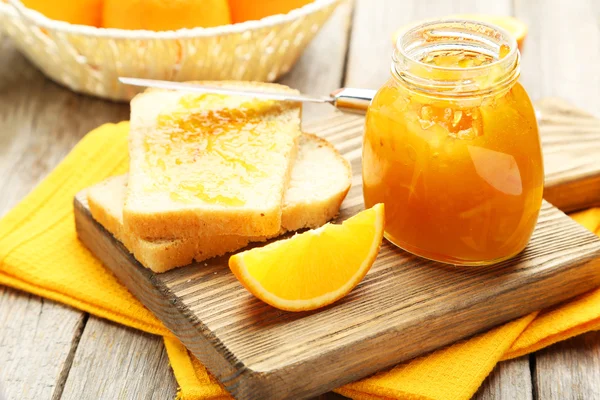 Brot und Orangenmarmelade — Stockfoto