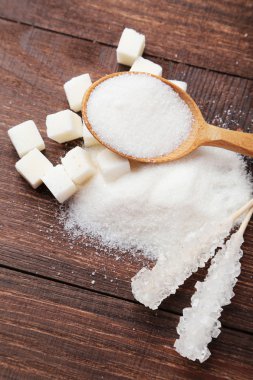 ahşap zemin üzerinde beyaz şeker