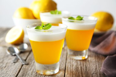Lezzetli limon jöle içinde gözlük