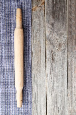 Oklava ile boş ahşap masa