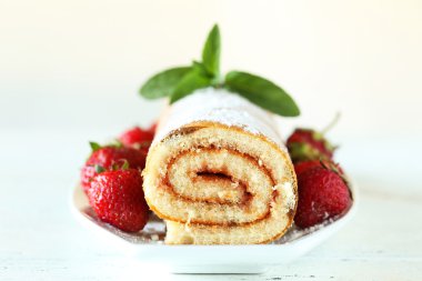 Taze çilek pasta plaka üzerinde