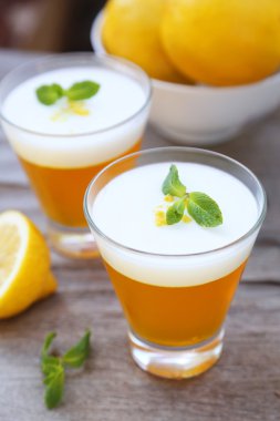 Lezzetli limon jöle içinde gözlük