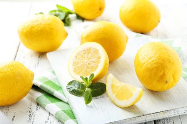 Limon kesme tahtası üzerinde
