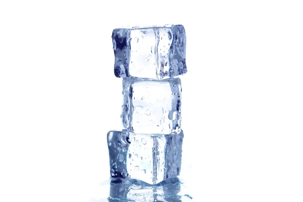 Cubitos de hielo con gotas de agua —  Fotos de Stock