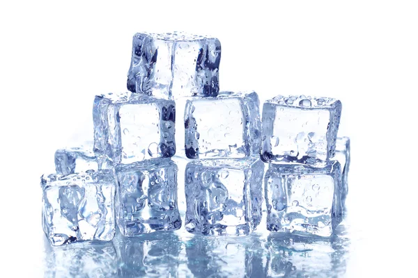 Su damlalı buz küpleri — Stok fotoğraf