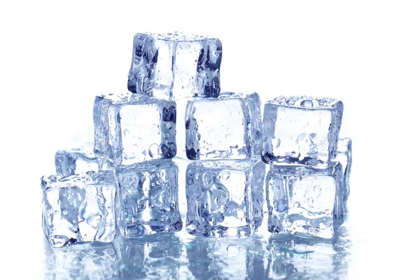 Cubitos de hielo con gotas de agua —  Fotos de Stock