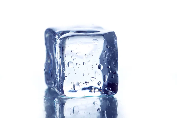 Cubo di ghiaccio con gocce d'acqua — Foto Stock