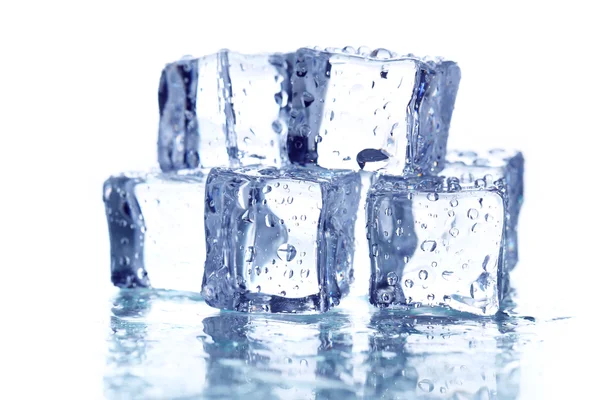 Cubitos de hielo con gotas de agua —  Fotos de Stock