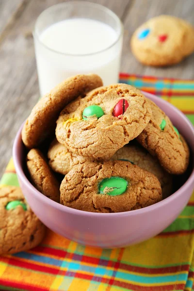 Cookies med färgglada karameller — Stockfoto