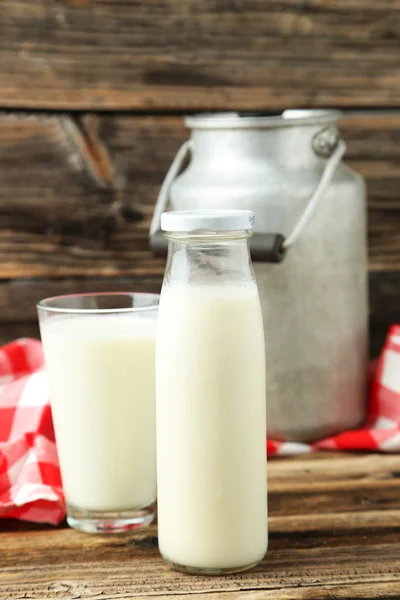 Lata y vaso de leche — Foto de Stock