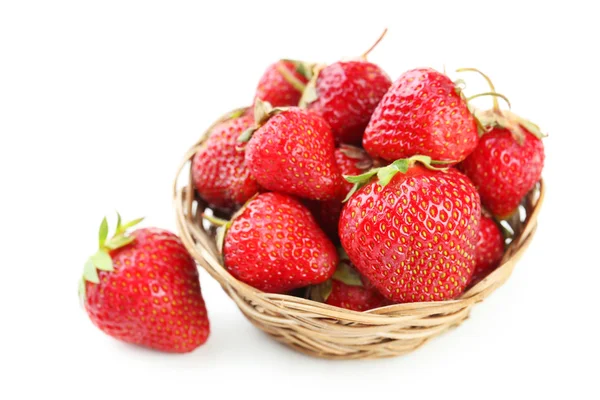Erdbeeren Beeren im Korb isoliert auf weiß — Stockfoto