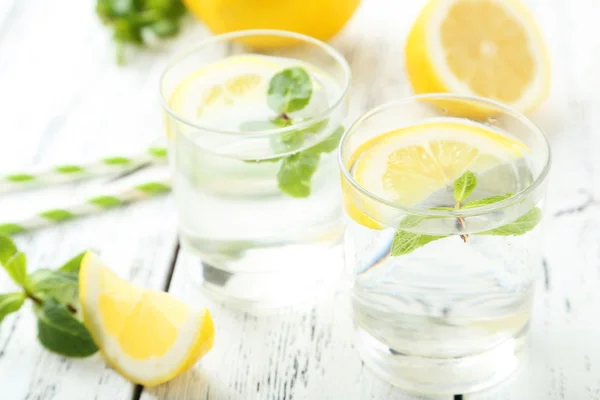 Limon ile taze limonata — Stok fotoğraf