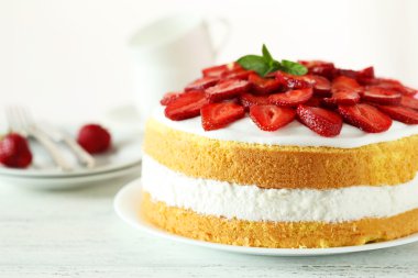 tatlı kek çilek ile