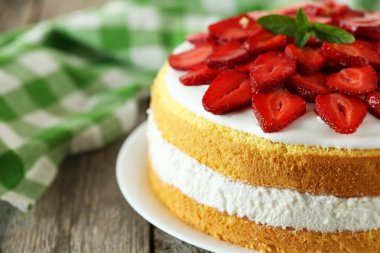 tatlı kek çilek ile