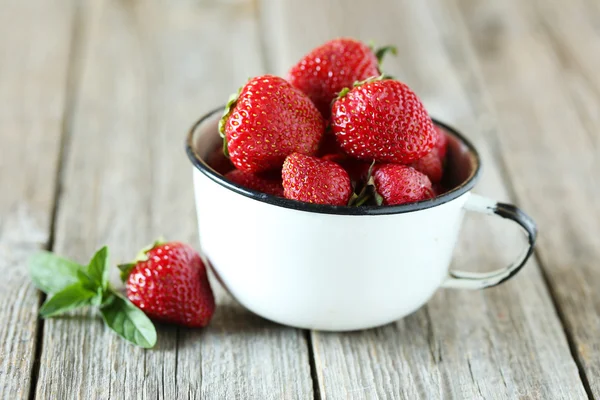 Fresas frescas en taza — Foto de Stock