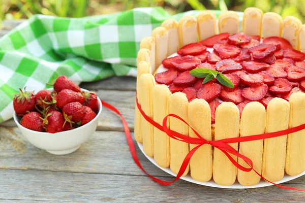 Süßer Kuchen mit Erdbeeren — Stockfoto