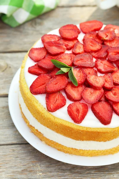 Süßer Kuchen mit Erdbeeren — Stockfoto