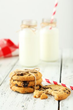 çizgili payet ve çerezler ile süt şişe
